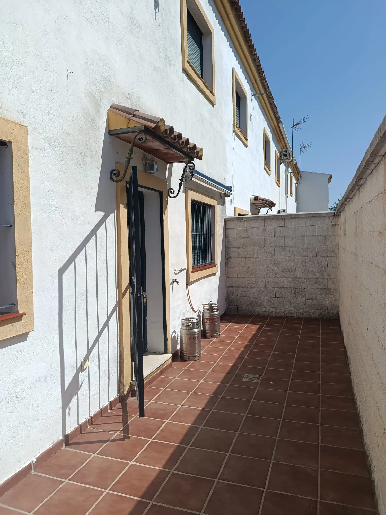 CASA ADOSADA EN EL CORAZAON DE CASTELLAR DE LA FRONTERA
